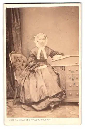 Fotografie John & Charles Watkins, London-SW, 34, Parliament Street, Portrait ältere Dame im Kleid mit Haube