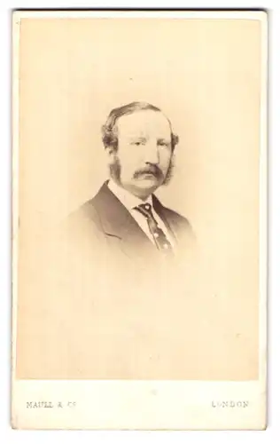 Fotografie Maull & Co., London, 187 Piccadilly W., Herr mit pomadisiertem Haar und gepunkteter Krawatte
