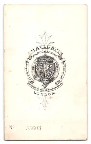 Fotografie Maull & Co., London, 187 Piccadilly W., Herr mit pomadisiertem Haar und gepunkteter Krawatte