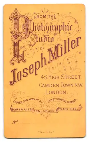 Fotografie J. Miller, Camden Town, 45 High Street, Frau im schwarzen Kleid