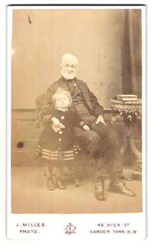 Fotografie J. Miller, Camden Town, 45 High Street, Grossvater mit seiner Enkelin