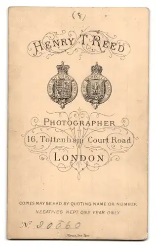 Fotografie Henry T. Reed, London, 16 Tottenham Court Road, Geschwister halten Händchen