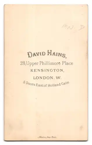 Fotografie David Hains, London, 28 Upper Phillimore Place, Junge im Anzug und pomadisiertem Haar