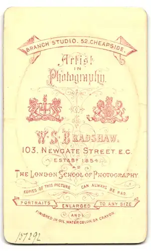 Fotografie W.S. Bradshaw & Sons, London, 103 Newgate Street, Frau im schwarzen Kleid