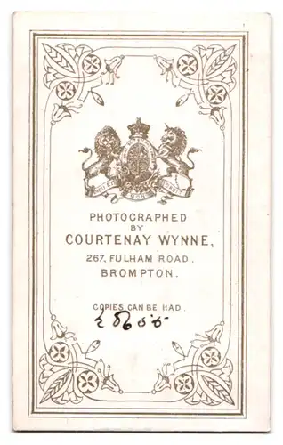 Fotografie C. Wynne, Brompton, 267 Fulham Road, junger Mann im gemütlichen Lehnstuhl