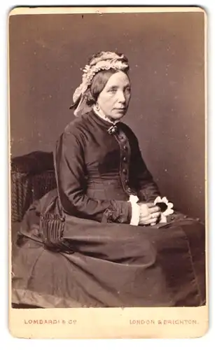 Fotografie Lombardi & Co., London, 13 Pall Mall East, alte Frau mit Haube