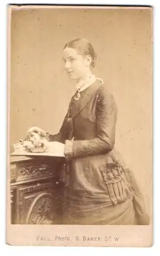 Fotografie Fal, London, 9 Baker Street, hübsche junge Frau in tailliertem Kleid