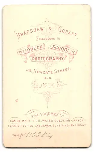 Fotografie Bradshaw & Godart, London, 103 Newgate Street, attraktive junge Frau mit strenger Frisur