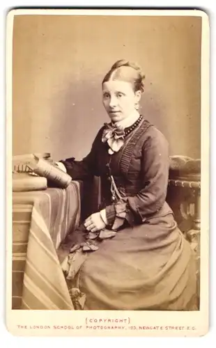 Fotografie Bradshaw & Godart, London, 103 Newgate Street, Frau im Kleid mit Buch