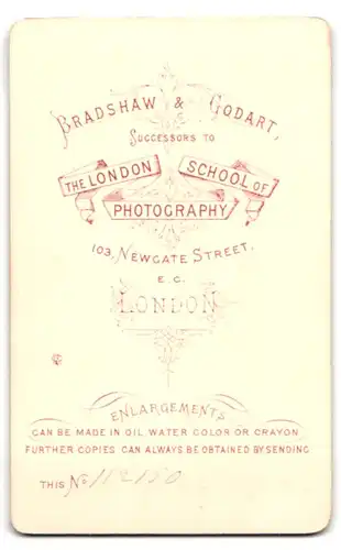 Fotografie Bradshaw & Godart, London, 103 Newgate Street, Frau im Kleid mit Buch