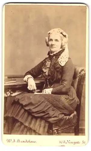Fotografie W.S. Bradshaw, London, 103 Newgate Street, alte Dame mit Haube