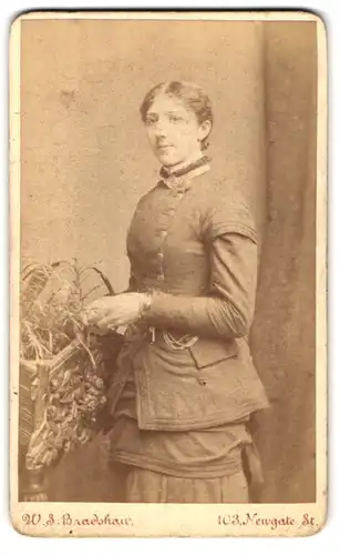 Fotografie W.S. Bradshaw, London, 103 Newgate Street, Frau mit Taschenuhr