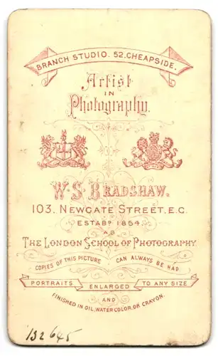 Fotografie W.S. Bradshaw, London, 103 Newgate Street, Frau mit Taschenuhr