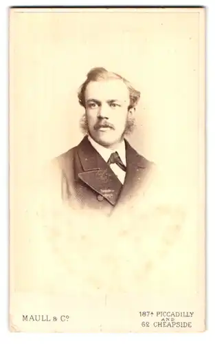 Fotografie Maull & Co., London, 187 Picadilly, junger Herr mit Backenbart
