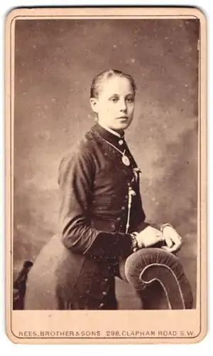 Fotografie Rees Brothers & Sons, London, 298 Clapham Road, junge Dame an der Chaiselongue