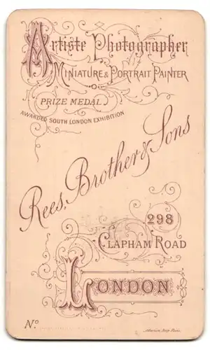 Fotografie Rees Brothers & Sons, London, 298 Clapham Road, junge Dame an der Chaiselongue