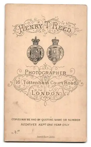 Fotografie H.T. Reed, London, 16 Tottenham Court Road, junge Frau im Kleid mit Fächer