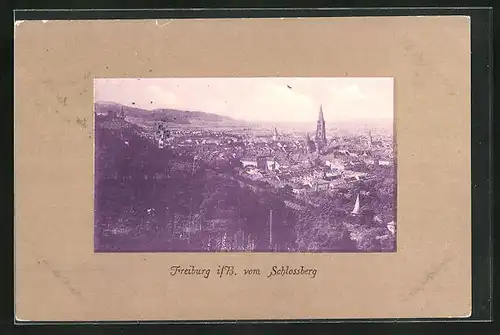 AK Freiburg i. B., Totalansicht mit Kirche vom Schlossberg aus gesehen