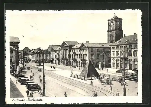 AK Karlsruhe, Marktplatz mit Strassenbahn im Sonnenschein