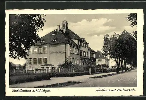 AK Marktleuthen /Fichtelgebirge, Schulhaus mit Kinderschule