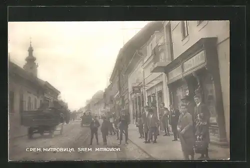 AK Sremska Mitrovica, Strassenpartie mit Leuten