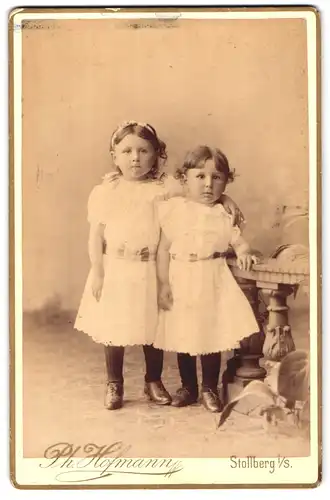 Fotografie Ph. Hoffmann, Stollberg i. S., Geschwister in weissen Kleidern mit schwarzen Strumpfhosen