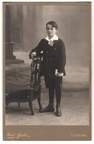 Fotografie Emil Goetz, Luzern, Hirschmattstr. 8, Junger Knabe in eleganter Kleidung mit Ansteckblume