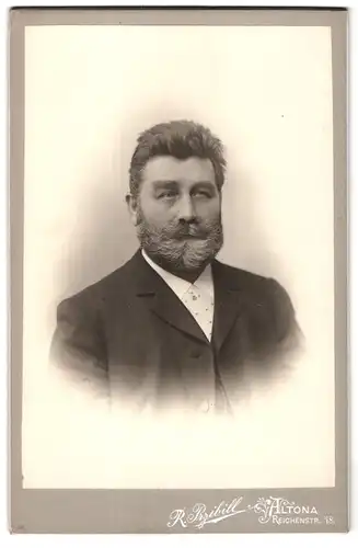 Fotografie R. Przibill, Altona, Reichenstr. 18, Portrait Herr im Jacket mit dichtem Vollbart