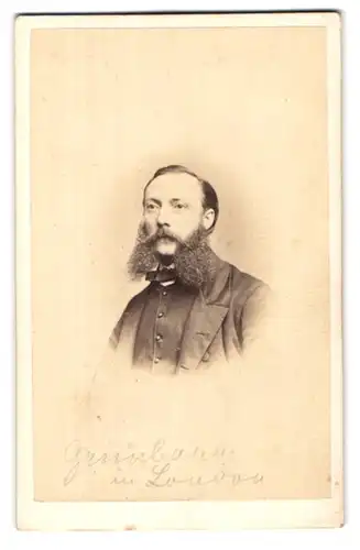 Fotografie unbekannter Fotograf und Ort, Portrait Mann im Anzug mit Kaiser Franz Josef-Bart
