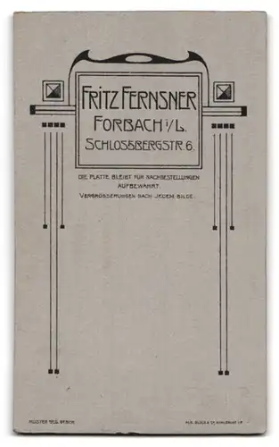 Fotografie Fr. Fernsner, Forbach i/L., Schlossbergstr. 6, Portrait Knabe im Kommunionsanzug, Rosenkranz & Bibel in Händen