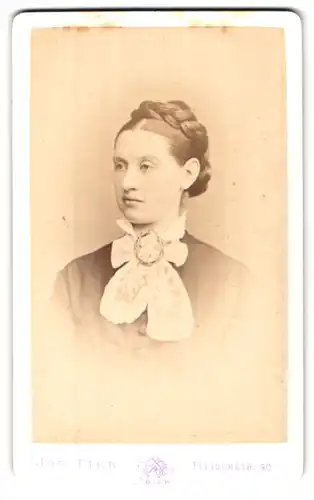 Fotografie Jos. Fier, Trier, Fleischstr. 40, Portrait Frau mit grosser Brosche & elegant gepflochtener Hochsteckfrisur