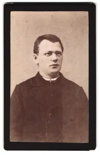 Fotografie unbekannter Fotograf und Ort, Portrait Geistlicher mit Brille