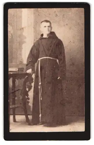 Fotografie unbekannter Fotograf und Ort, Portrait Mönch in Kutte mit Brille
