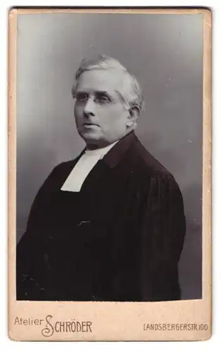 Fotografie Atelier Schröder, Berlin, Landsbergerstr. 100, Portrait Priester in Robe mit Brille