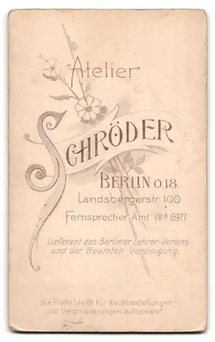 Fotografie Atelier Schröder, Berlin, Landsbergerstr. 100, Portrait Priester in Robe mit Brille