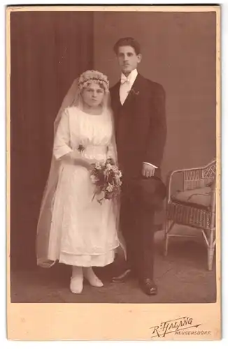 Fotografie R. Halang, Neugersdorf, Portrait frisch getrautes Ehepaar in Festkleidern