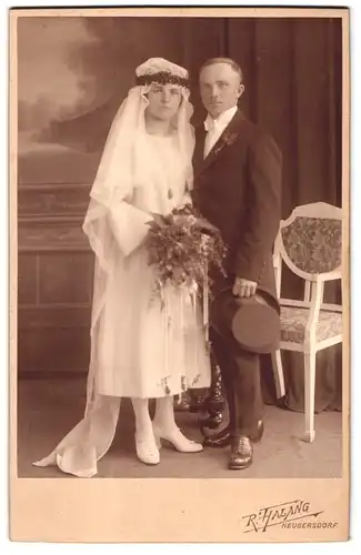 Fotografie R. Halang, Neugersdorf, Portrait junge vermähltes Paar in Hochzeitskleidern
