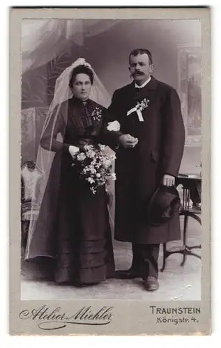 Fotografie Julius Grusche, Neugersdorf i/S., Portrait in schwarz gekleidetes Hochzeitspaar