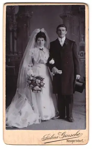 Fotografie Julius Grusche, Neugersdorf, Portrait in schwarz gekleidetes Hochzeitspaar