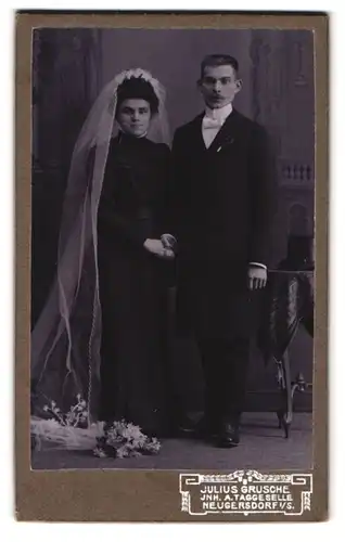 Fotografie Julius Grusche, Neugersdorf, Portrait vermähltes Hochzeitspaar in festlicher Kleidung