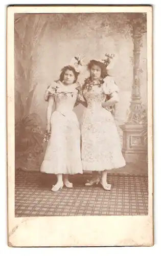 Fotografie Fotograf und Ort unbekannt, Portrait zwei Damen im Fasching Kostüm