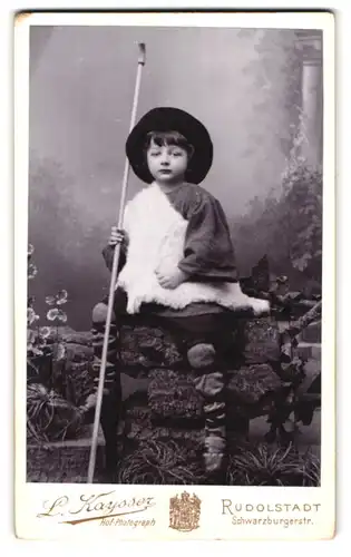 Fotografie L. Kaysser, Rudolstadt, Schwarzburgerstr., Portrait Junge als Hirte zu Fasching