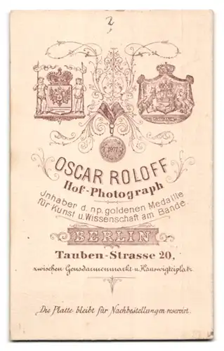 Fotografie O. Roloff, Berlin, Tauben-Str. 20, Portrait Student im vollen Wichs mit Biertönnchen und Schläger