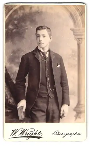 Fotografie W. Wright, London, 188-190 Bethnal Green Rd., Portrait charmanter junger Mann im eleganten Anzug