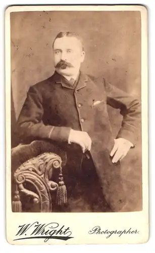 Fotografie W. Wright, London, 188-190 Bethnal Green Rd., Portrait stattlicher Herr mit Schnurrbart