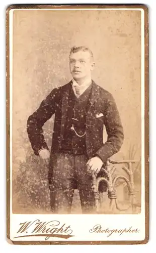 Fotografie W. Wright, London, 188-190 Bethnal Green Rd., Portrait stattlicher junger Mann im Anzug