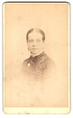 Fotografie Charles Henwood, London, 1 West Place, Portrait bildschöne junge Frau mit Brosche und Amulett-Kette