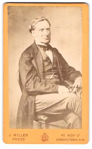 Fotografie J. Miller, Camden Town, 45 High St., Portrait charmanter Herr im eleganten Anzug