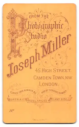 Fotografie J. Miller, Camden Town, 45 High St., Portrait charmanter Herr im eleganten Anzug