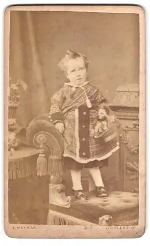 Fotografie A. Mayman, London, 170 Fleet Street, Portrait niedliches kleines Mädchen mit Blumenkörbchen